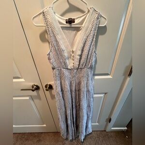 Chic Sleeveless Maxi Dress in Blue and White